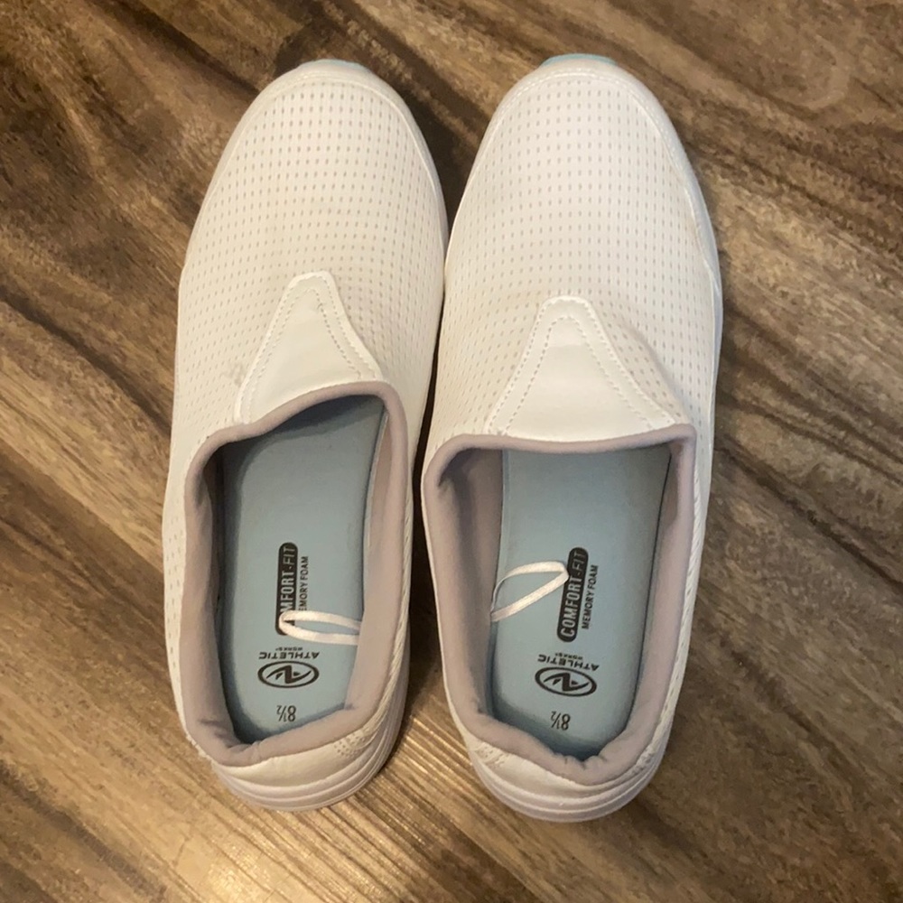A white foam flat shoes